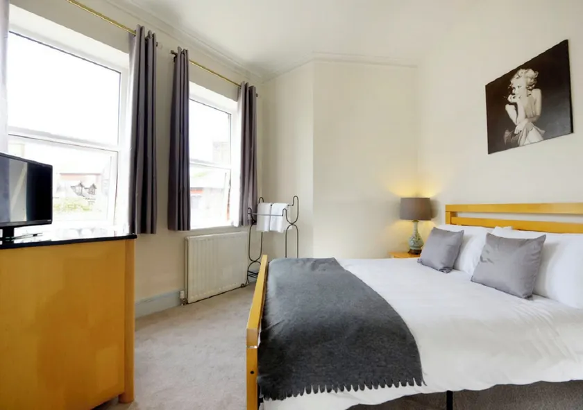 Southsea Rocks Hotel - Image 1