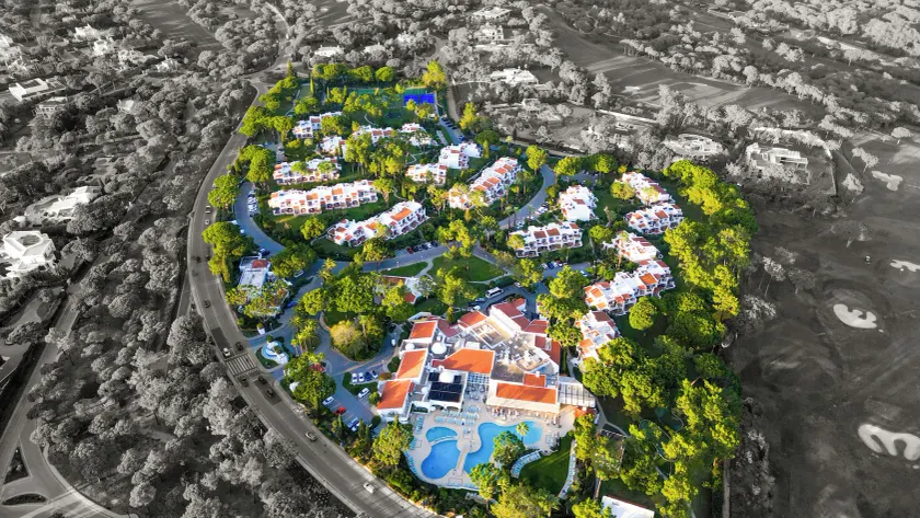 Four Seasons Country Club - Image 1