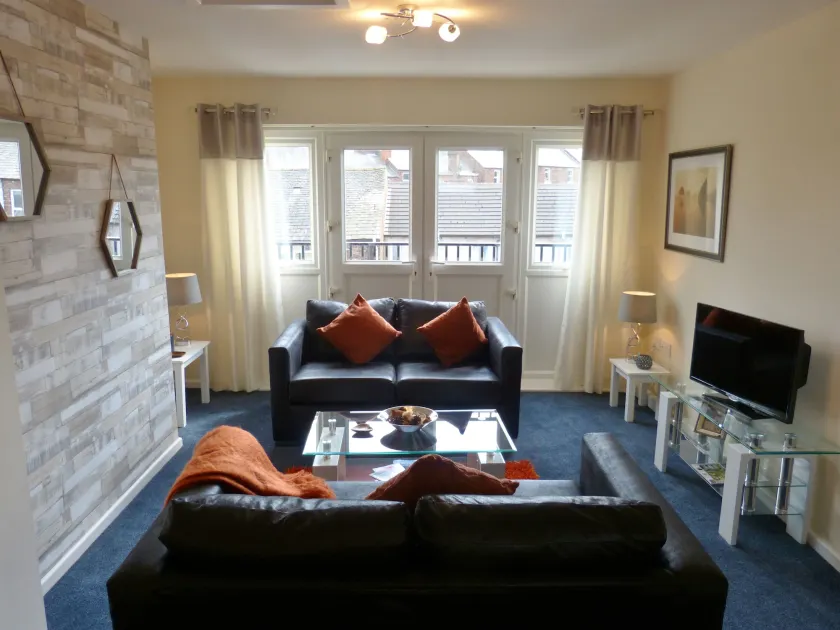 The Sawmills, Carlisle - Spacious 4 Bedroom Family House - Free WiFi - & Parking - Walk to Carlisle Castle - Image 1
