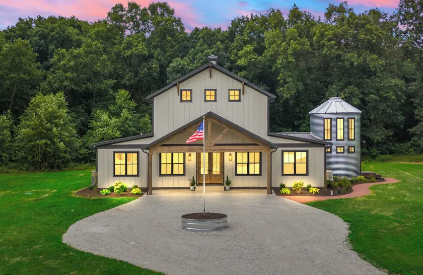 Kouts Home: High-end Retreat in Secluded Setting - Image 1