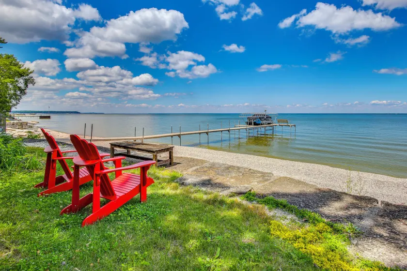 Private Shoreline & Green Bay Views! Family Home - Image 1