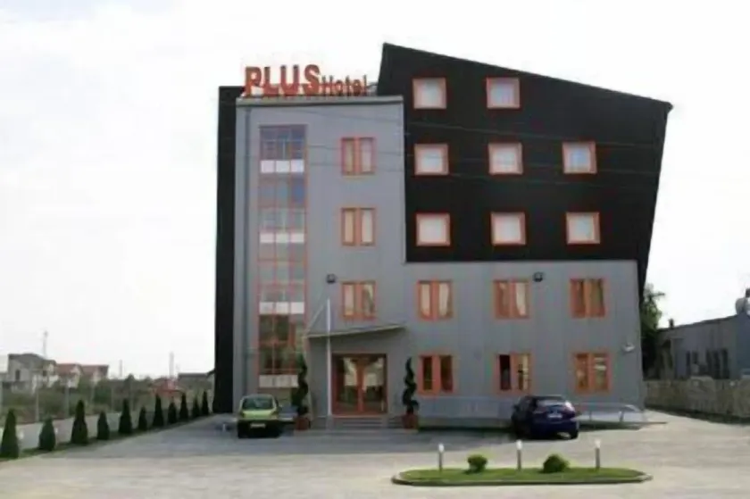Plus Hotel - Image 1