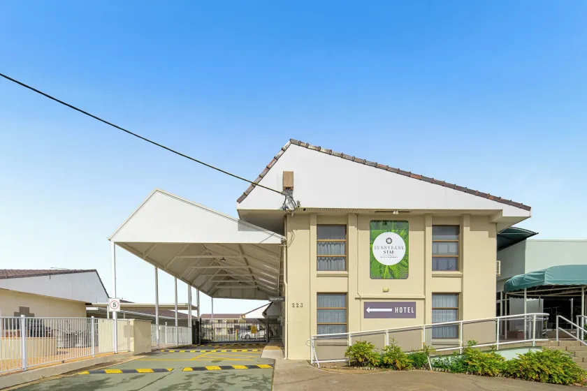 Sunnybank Star Hotel - Image 1