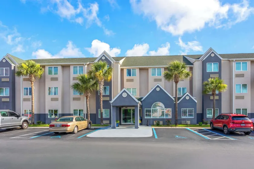 Microtel Inn & Suites by Wyndham Panama City - Image 1