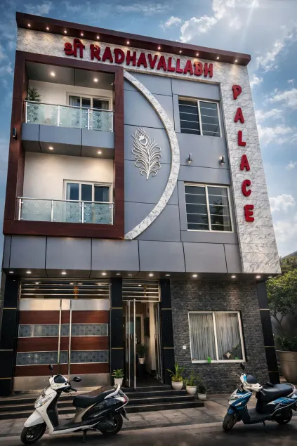 Shree Radha Vallabh Palace 800 m from Prem Mandir - Image 1