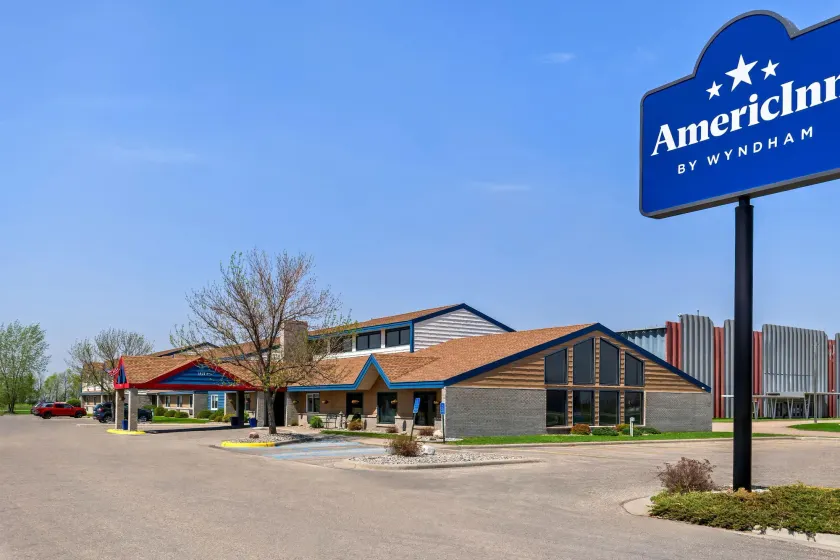 AmericInn by Wyndham Crookston U of M Crookston - Image 1