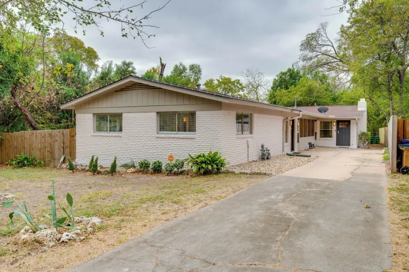 Large Deck, Rec Room! 2-unit ATX Retreat By Campus - Image 1