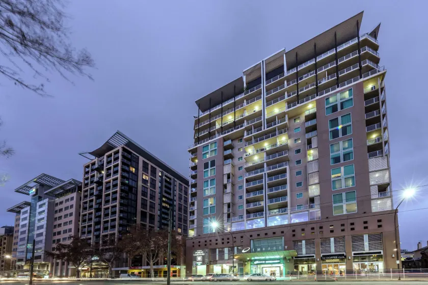 Oaks Adelaide Embassy Suites - Image 1