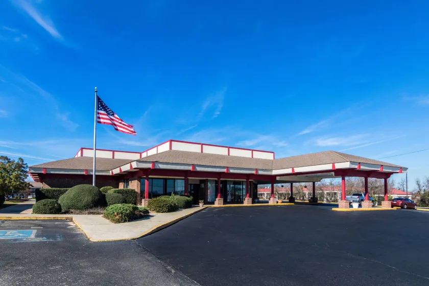 Econo Lodge Inn & Suites Conference Center Dublin - Image 1