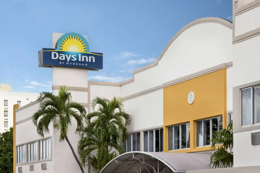 Days Inn by Wyndham Miami Airport North - Image 1