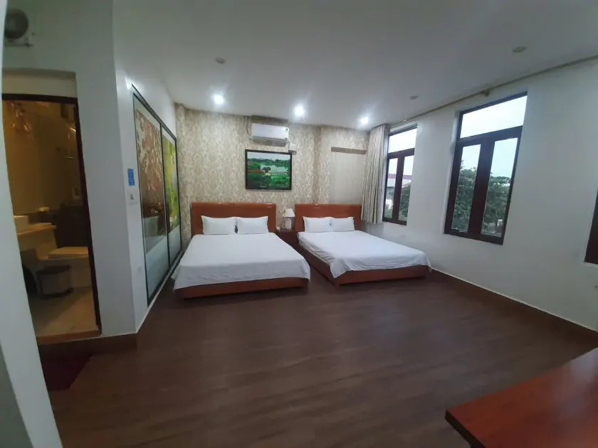 Luxury Airport Hotel & Travel - Image 1