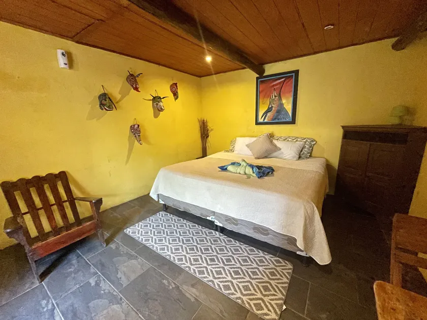 Johnnys Place Hotel - Image 1