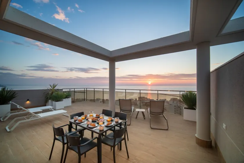 Ahoy Apartments - Image 1