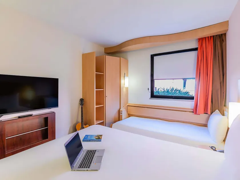 Hotel Ibis Lisboa Sintra - Image 1