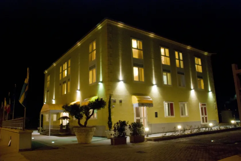 La Isla Resort - Image 1