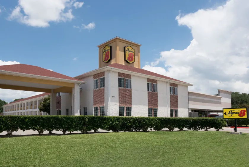 Super 8 by Wyndham Rosenberg TX - Image 1