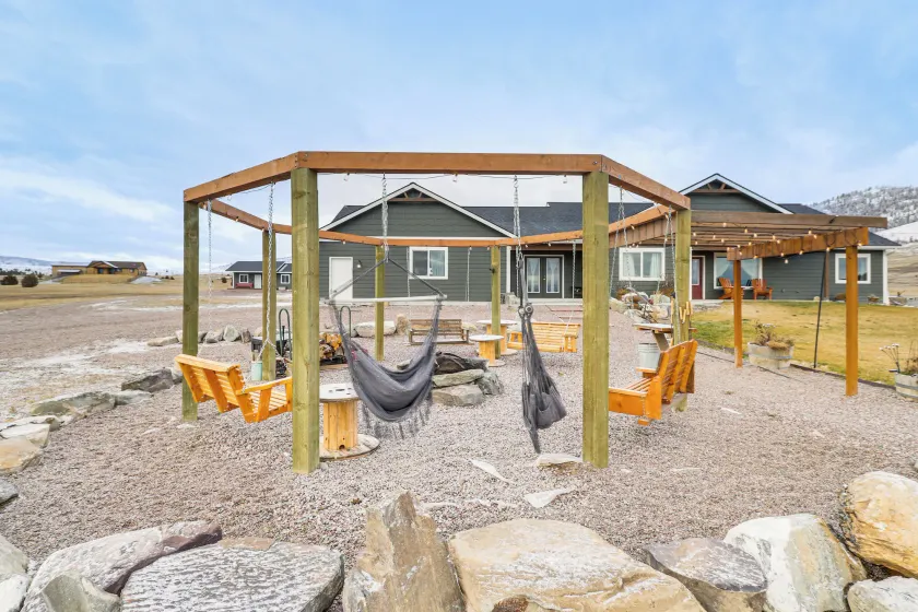 Starry Skies & Mtn Views: Family Retreat in Elmo - Image 1