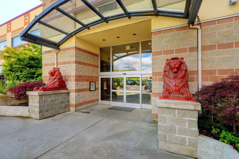 Red Lion Inn and Suites Victoria - Image 1