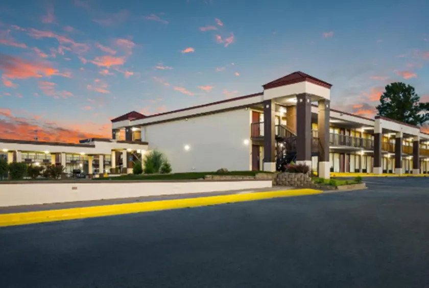 Horizon Inn & Suites - Image 1