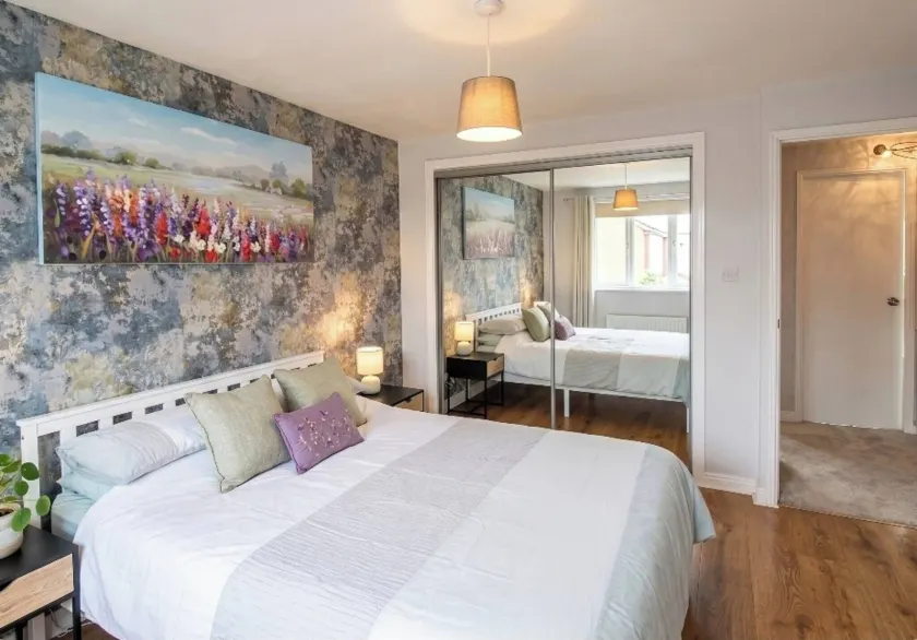Detached House - 3 Bedrooms - 3 Bathrooms - Private Garden & Parking Plus Garage - Quiet Cul De Sac Location - Dog Friendly - Fast Wifi - Close to Motorway Access - Image 1