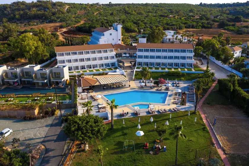 Adelais Bay Hotel - Image 1