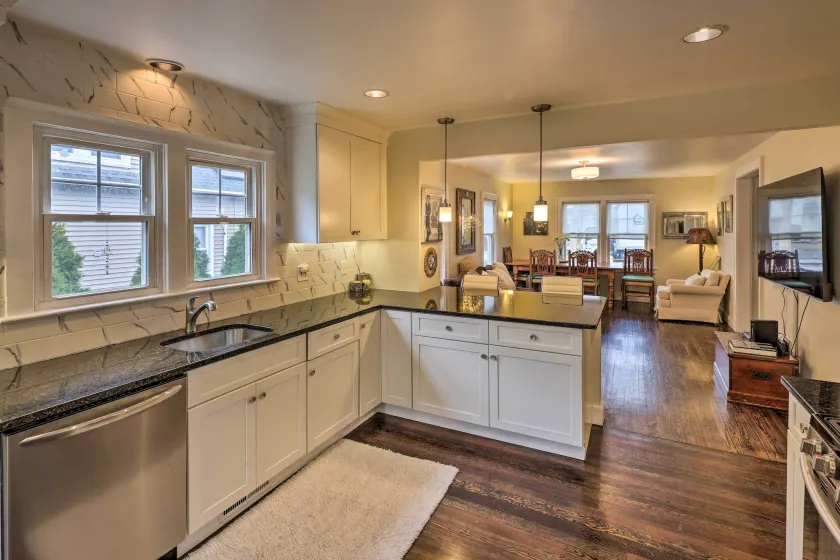 Bridgeport Vacation Rental - Walk to Beach! - Innenbereich