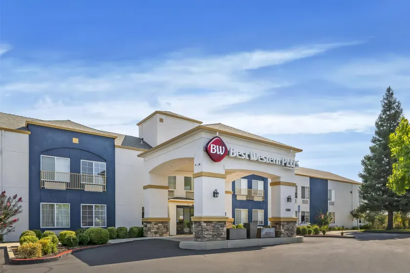 Best Western Plus Twin View Inn & Suites - Image 1
