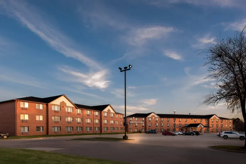 Days Inn & Suites by Wyndham Des Moines Airport - Image 1