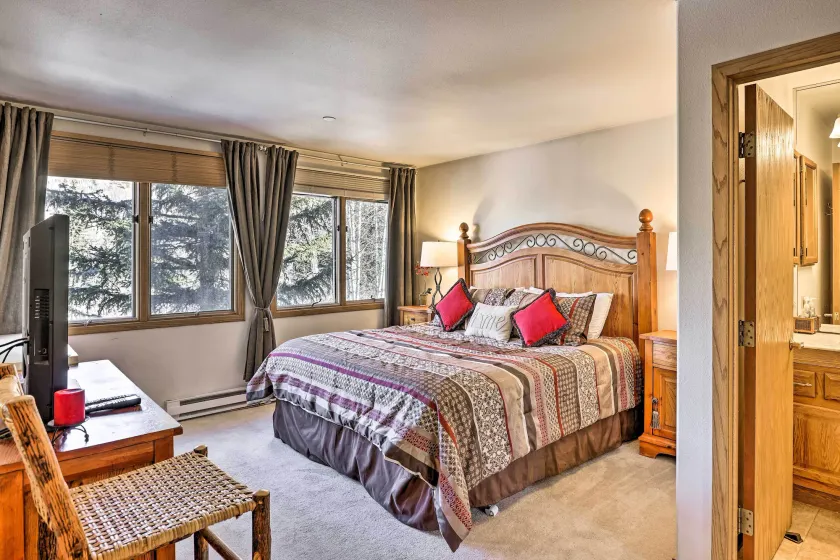 Ski-in/ski-out Beaver Creek Condo w/ Mtn Views! - Interior