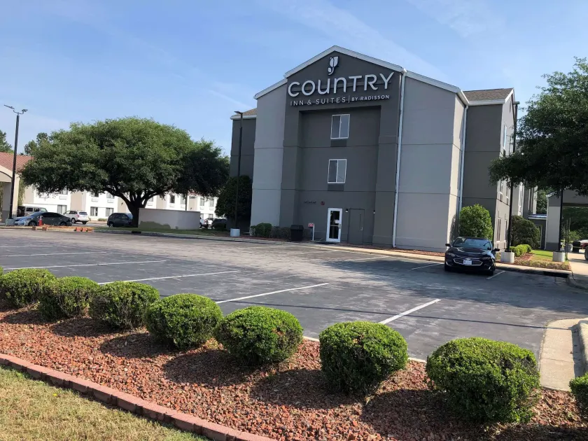Country Inn & Suites by Radisson, Fayetteville I-95, NC - Image 1