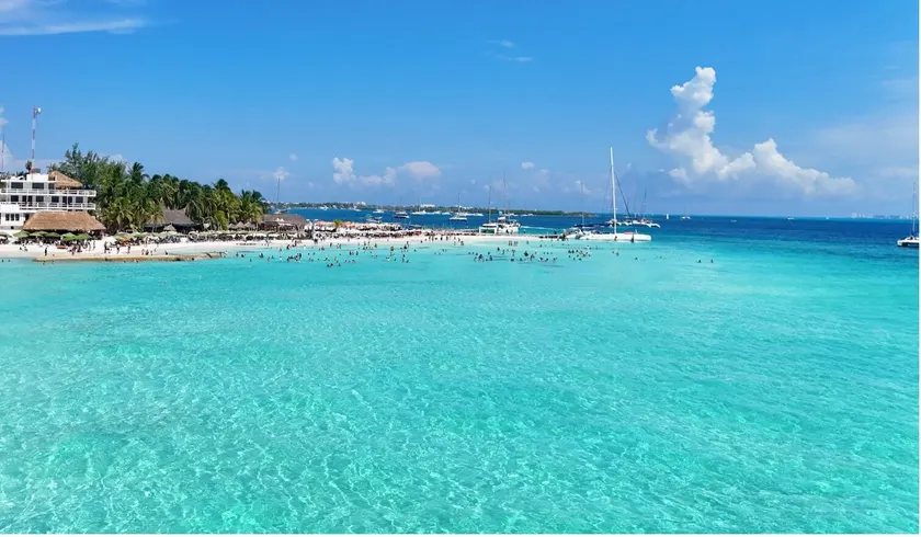 Chichis and Charlies Beachfront - Image 1