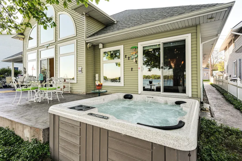 'lake Garden House' w/ Hot Tub & Dock - Image 1