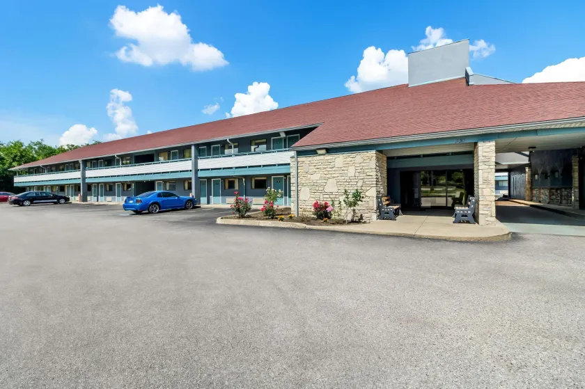 Super 8 by Wyndham Cincinnati-Springdale OH - Image 1