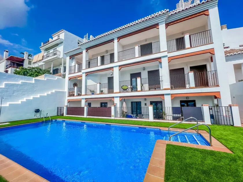 Modern Two Bedroom Apartment With Pool - Image 1