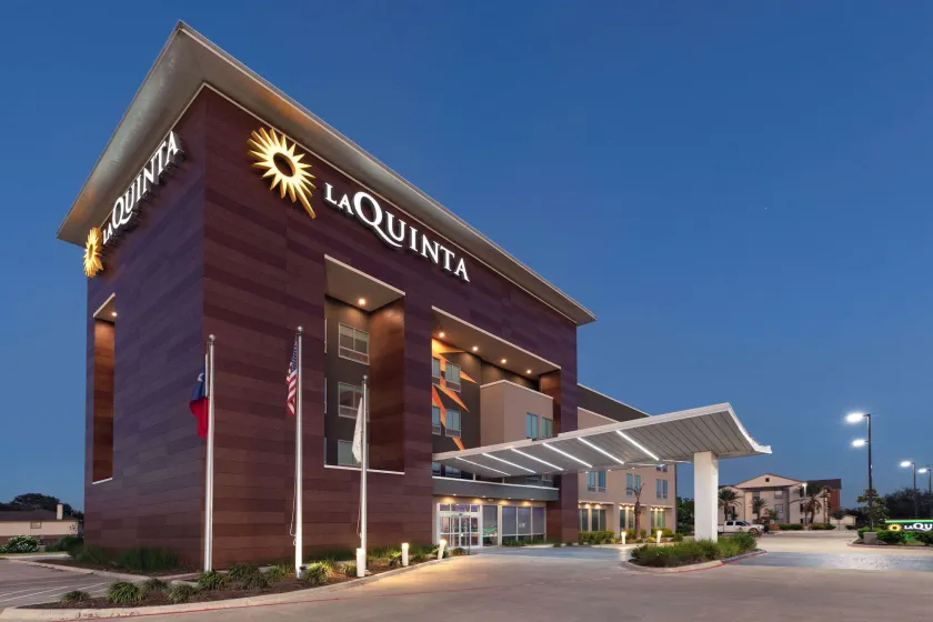 La Quinta Inn & Suites by Wyndham Texas City I 45 Galveston Area - Image 1