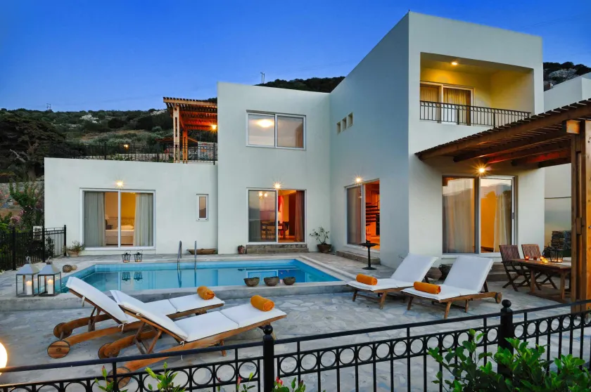 Spacious villa with private pool and sea view, just 150 meters from the sea - Image 1