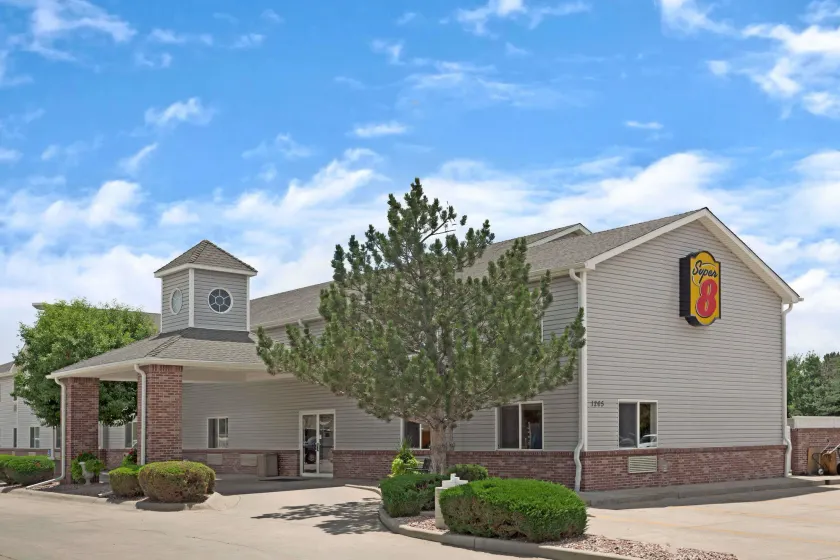 Super 8 by Wyndham Windsor - Image 1
