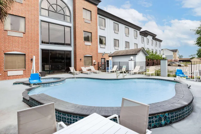 Wingate by Wyndham Houston Bush Intercontinental Airport - Image 1