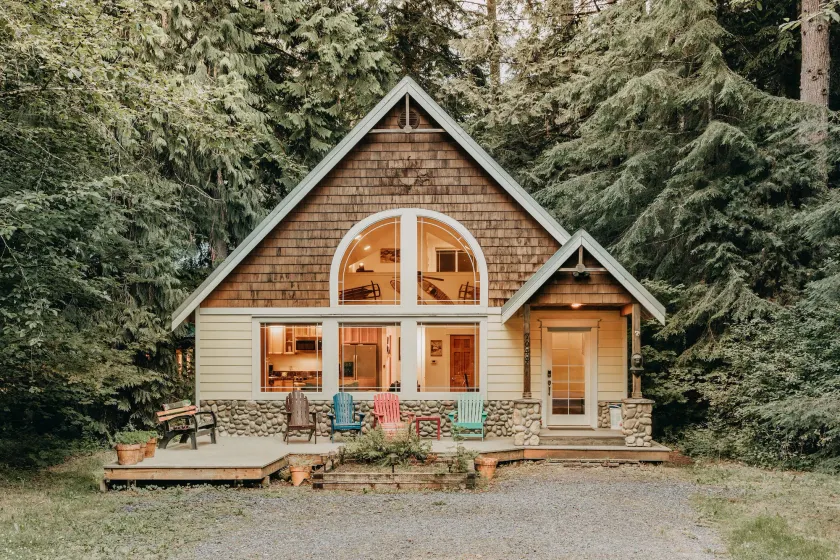 Mt Baker Lodging's Cabin #1 - With Wifi, Hot Tub, Pet Friendly - Image 1