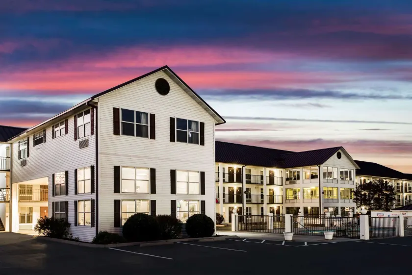 Super 8 by Wyndham Sevierville Riverside - Image 1