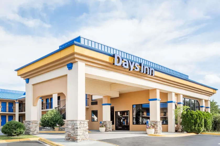 Days Inn by Wyndham Hendersonville - Image 1