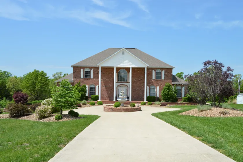 Lafayette Grand Manor - Image 1