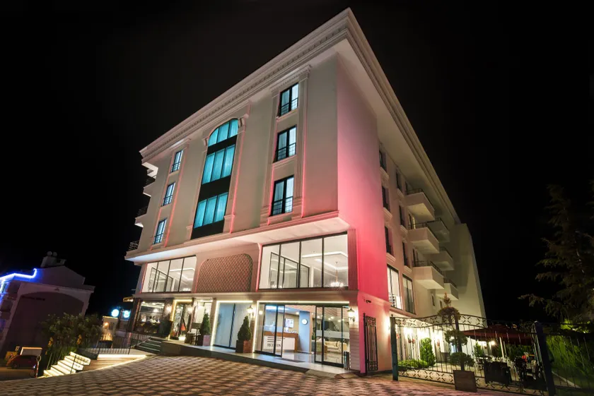 White House Hotel - Image 1