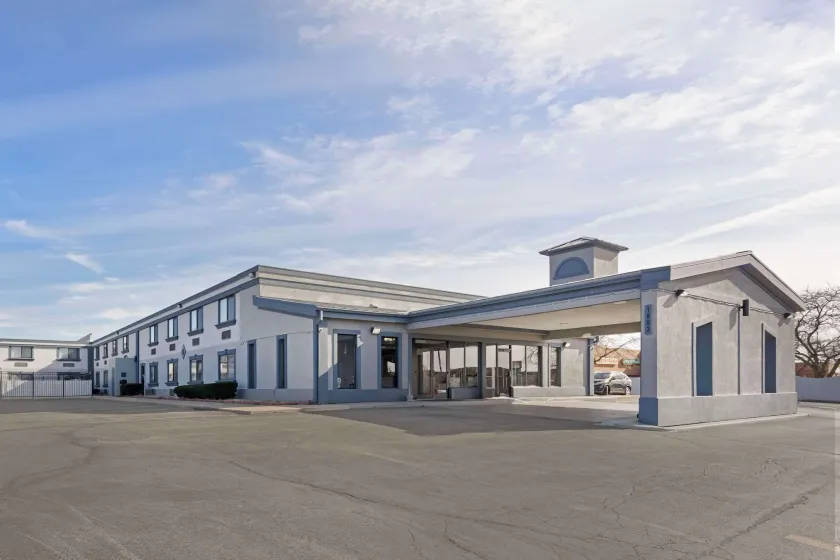 Quality Inn & Suites Bloomington University Area - Image 1