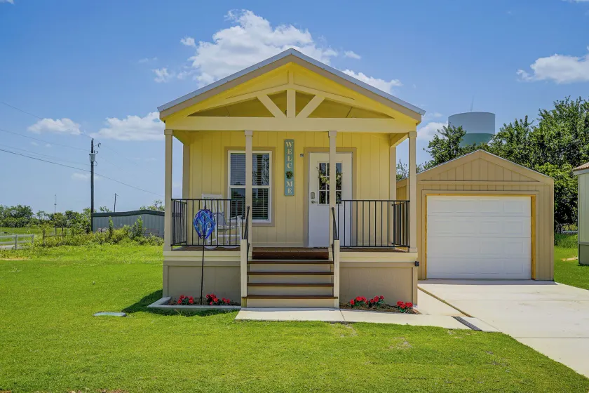 Tiny Home Retreat Close to Lake Granbury - Image 1