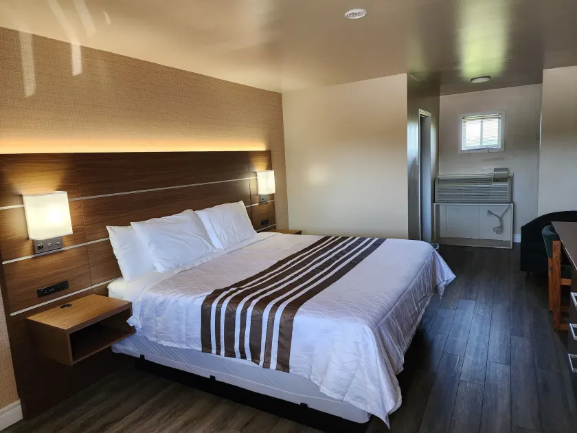 Knights Inn Lindsay - Image 1