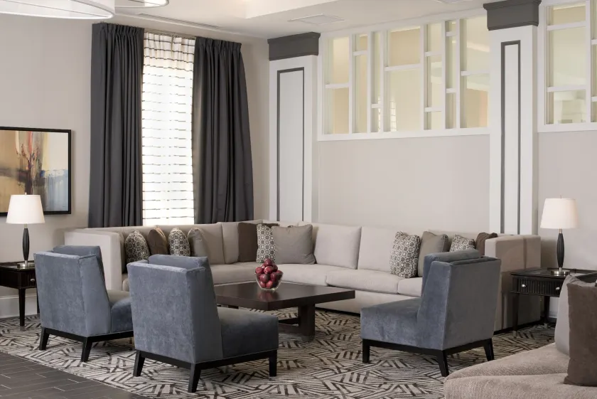 Crowne Plaza Greenville by IHG - Siddeområde i lobbyen
