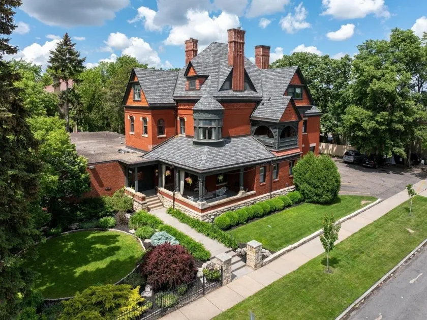 The New Victorian Mansion Bed & Breakfast - Image 1