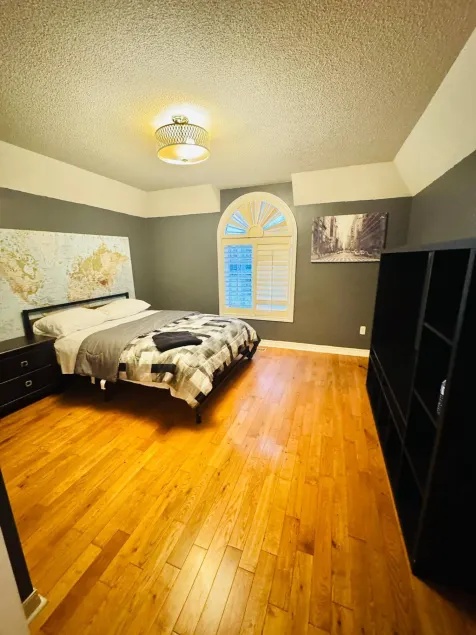 Top Rated 4 bedrooms, 5 beds near airport - Image 1