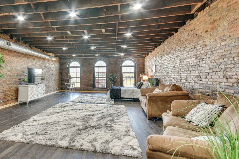 Deck + River View: Loft in Downtown Hannibal - Image 1